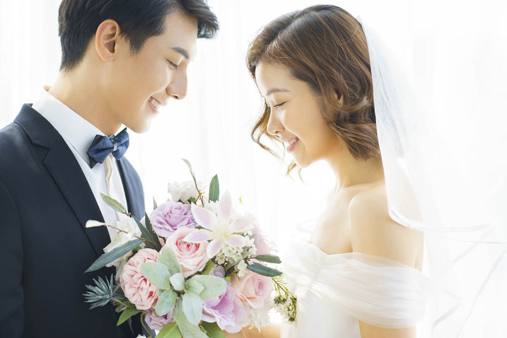 結婚式で幸せそうな男女